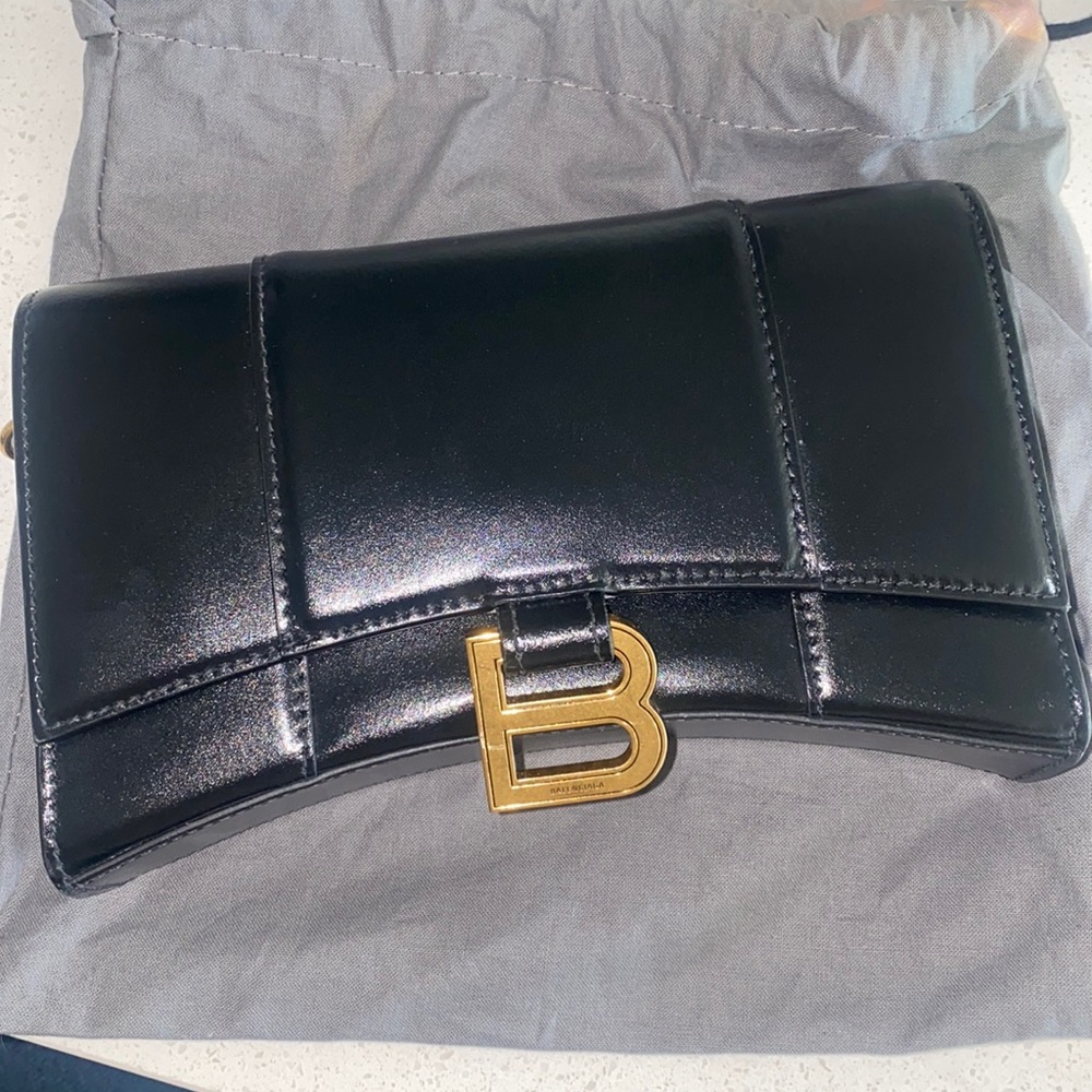 Hourglass Wallet On Chain in black shyni box calfskin, aged-gold hardware